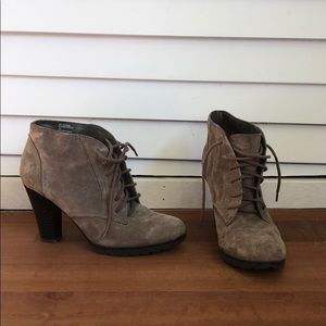 White Mountain Size 7 - Tan suede lace up booties
